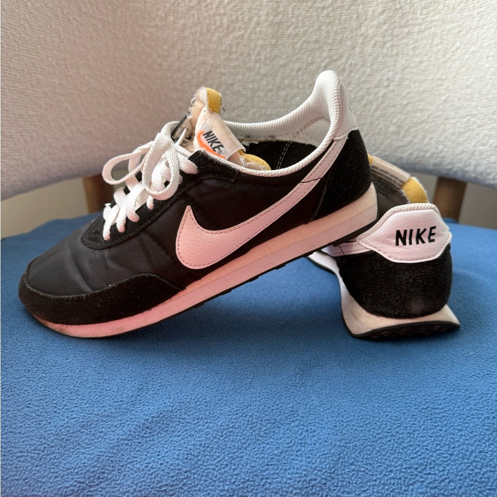 Nike daybreak trainers in black and white
